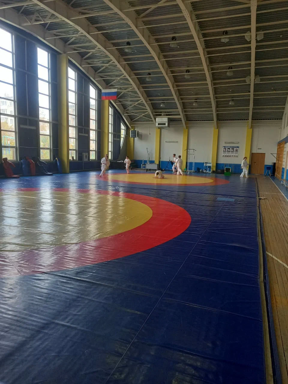 В зале